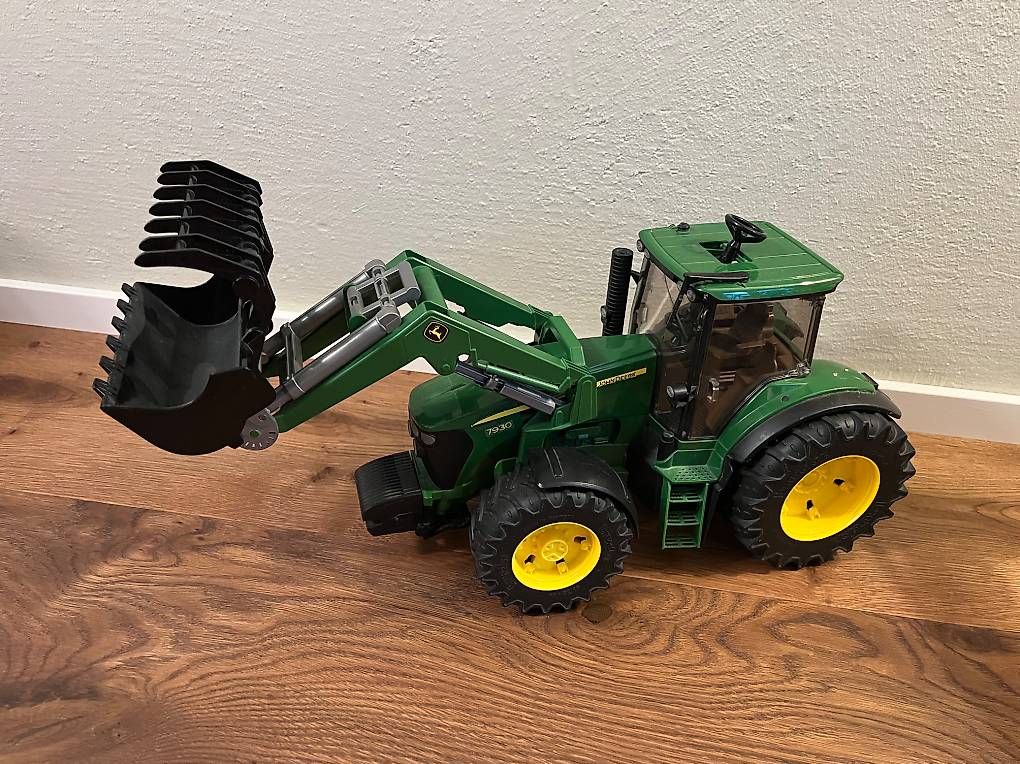 Spielzeuge: Bruder John Deere mit Frontlader – Gebraucht aus Jona von sabi9