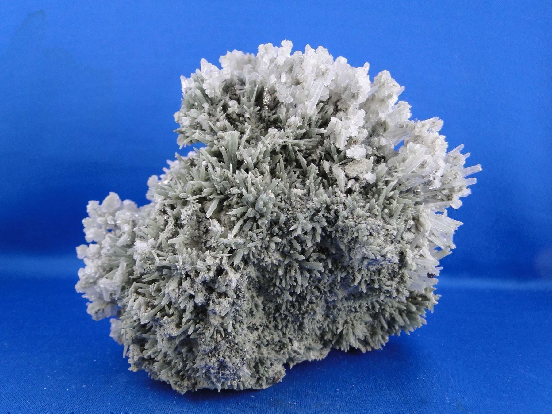 Minerali & Pietre curative: Calcite auf Bergkristall var Prasem – Usato da Schinznach Bad venduto da Demerald
