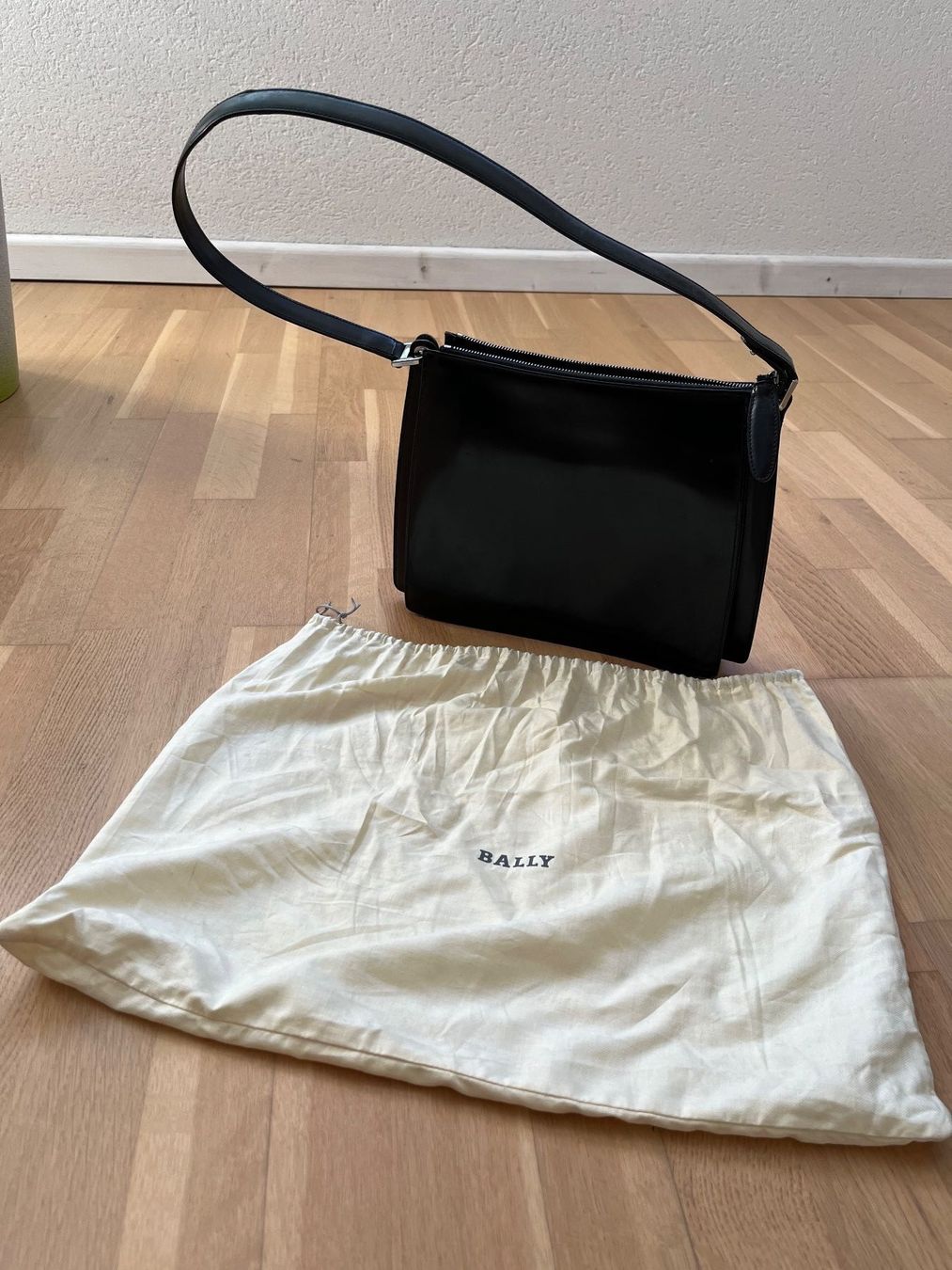 Bally Taschen für Damen: Bally Handtasche Glattschwarz Leder – Gebraucht aus Weisslingen von nizanra