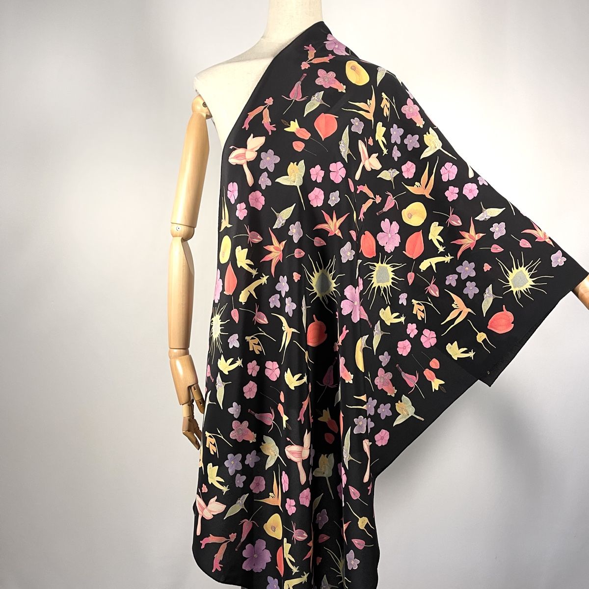 Fabric Frontline Foulard & Sciarpe: FABRIC FRONTLINE New Silk Scarf – Nuovo (secondo la descrizione) da Emmen venduto da Nightingale_2022