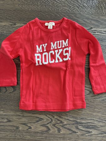 Baby Langarmshirt rot Grösse  "MY MUM ROCKS"