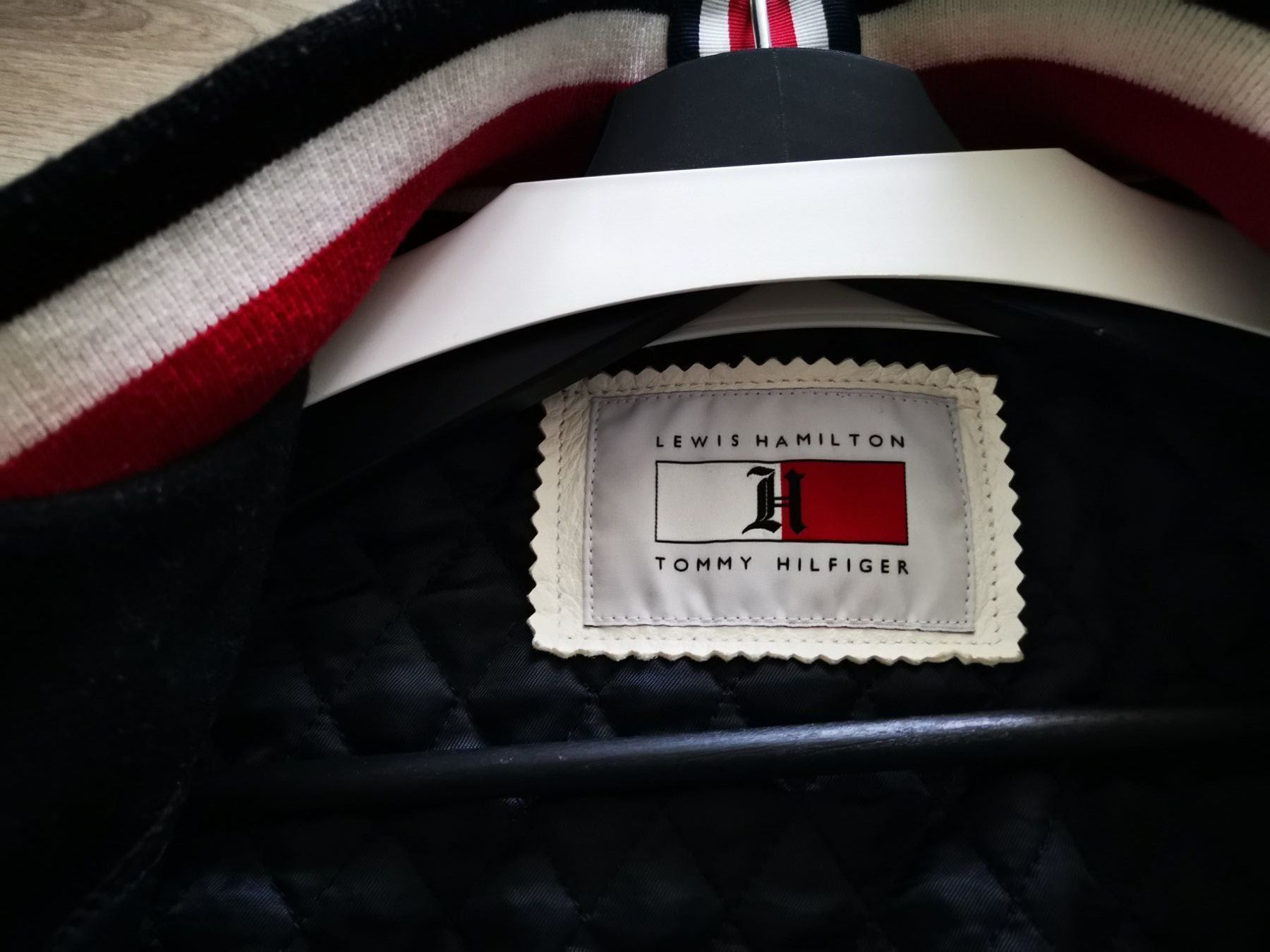 Tommy Hilfiger Giacche: Lewis Hamilton Varsity Collage Jacket / Tommy Hilfiger – Usato da Balgach venduto da DasParfum 3