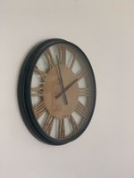 Wanduhr mit römischen Ziffern