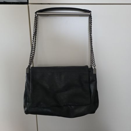 tasche mit Umschlag und Metalldetails