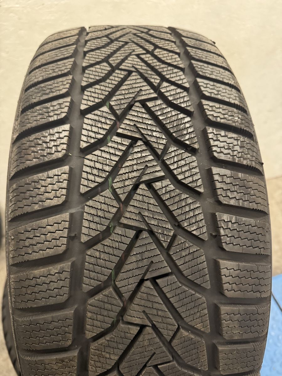 Pneus & Kompletträder: Winterreifen 245/40R19 – Gebraucht aus Aristau von 020214 4