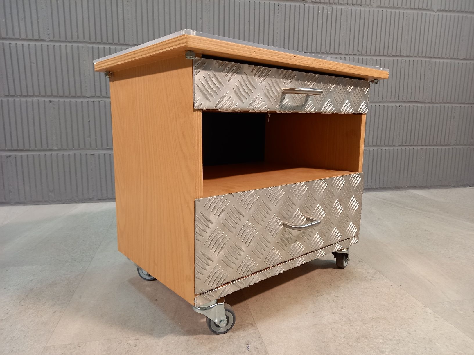 Nachttische: Holz-Riffelblech Night-Stand. Kommode Nachttisch Rollbar – Gebraucht aus Nottwil von Wondewa-Shop 1