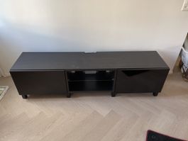 Schwarzes TV-Möbel mit Glastablaren Ikea