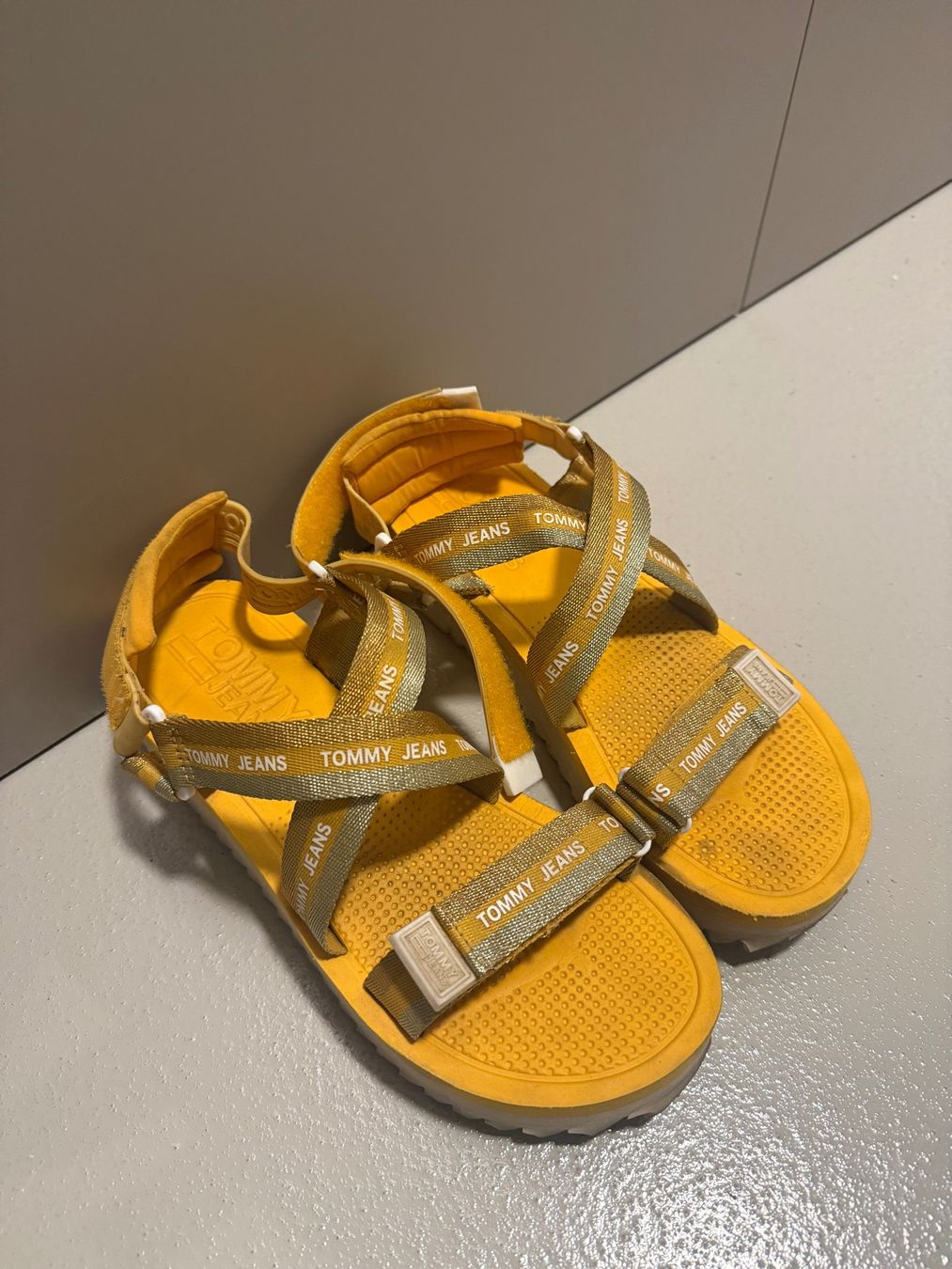 Scarpe da donna: Sandales Tommy Hilfiger – Usato da Vandoeuvres venduto da iga_zzg6
