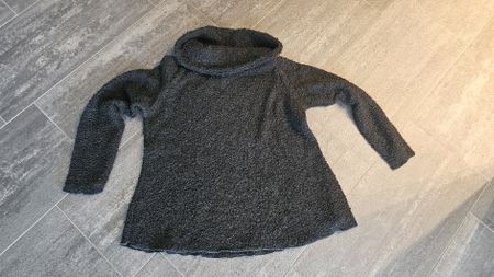 Schwarzer Pullover mit Kragen - Kuschelig! Gr M