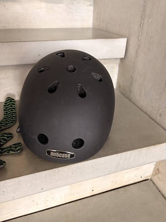 Helme: Nutcase Helm – Gebraucht aus Gunzwil von iy61 1