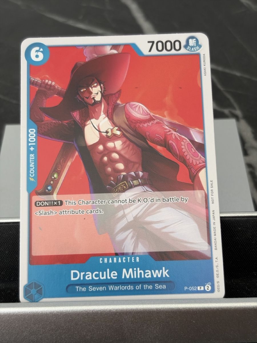 Bandai Carte collezionabili: One Piece P-052 Dracule Mihawk, Englisch – Nuovo (secondo la descrizione) da St. Gallen venduto da cambitcg
