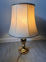 Elegante klassische Tischlampe mit Stoffschirm – Goldfuss