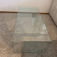 edler Glas Couchtisch gebogen