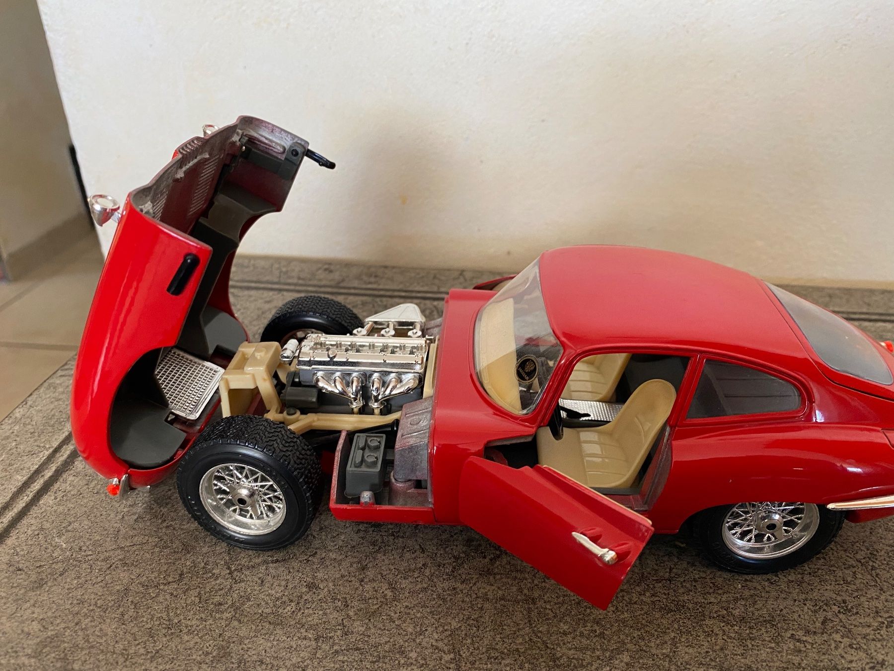 Jaguar Modellini d'auto: Burago 1/18 Jaguar E 1961 – Usato da Balsthal venduto da Uroby 3