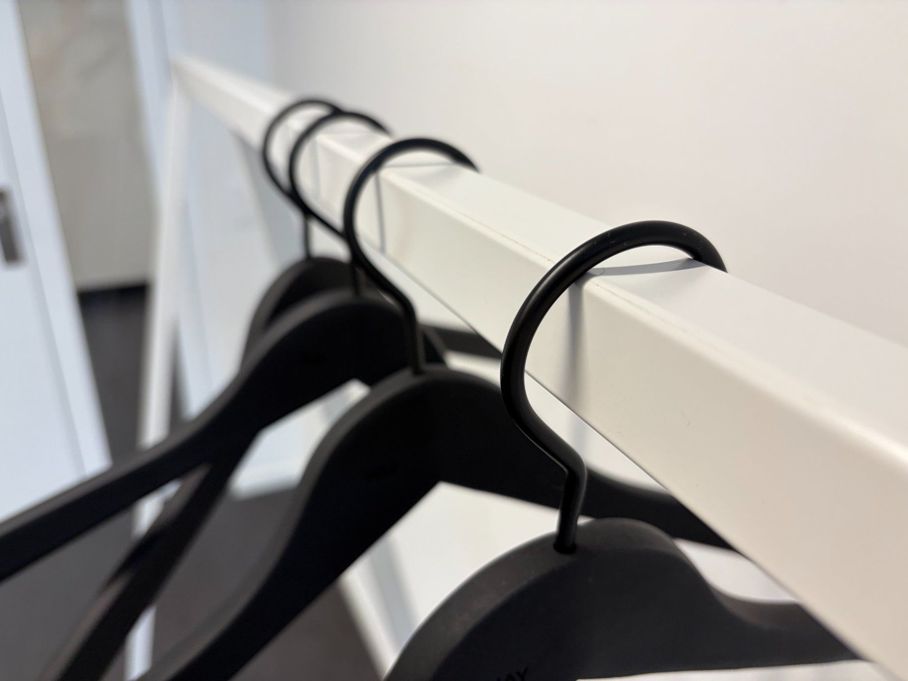 Guardaroba: HAY - Loop Stand Garderobe / Kleiderstange (gross) – Usato da Zürich venduto da akinahealth 1