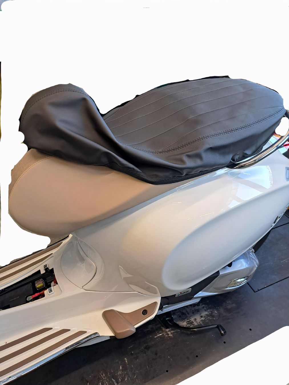 Vespa Alle Rollerersatzteile: Vespa Primavera 125 Sattel-Abdeckung – Neu (gemäss Beschreibung) aus Adligenswil von ala_xc8k 1
