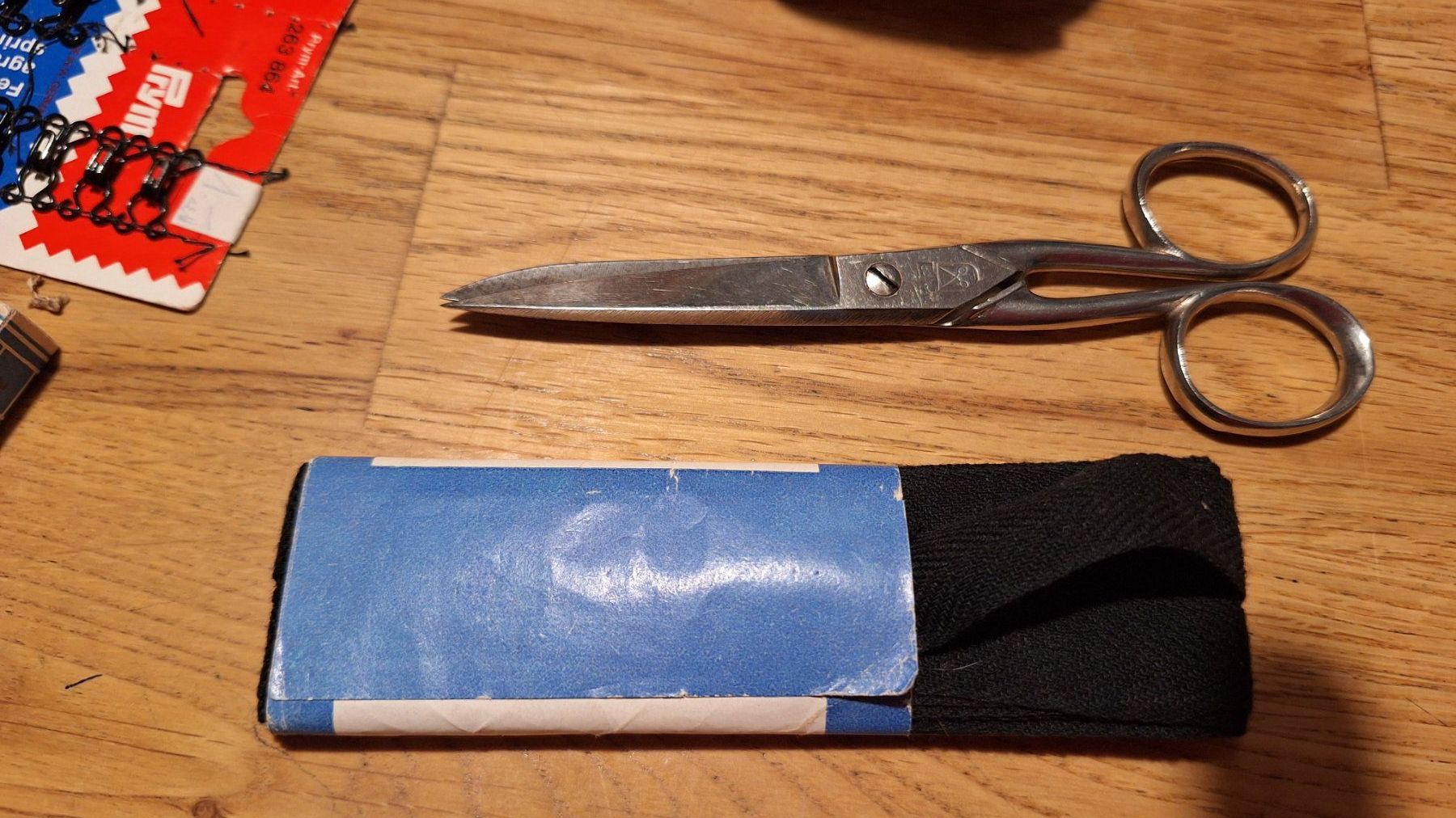 Altro in Bricolage: alte Kartonage  Nähschatulle mit Inhalt – Usato da Dornach venduto da majo8689 9