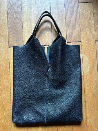 schwarze Ledertasche