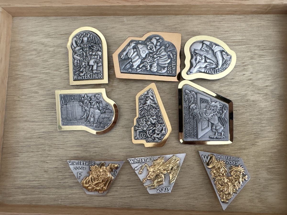Placchette & Badge: Winterthurer Goldplaketten – Usato da Schaffhausen venduto da Reporter