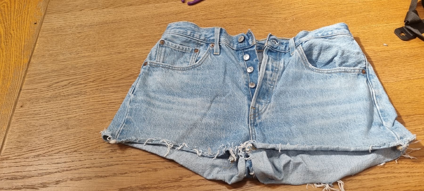 Levi's Jeans: Hellblaue Levis 501 Shorts Knöpfe  – Usato da Dietlikon venduto da lum_9n98