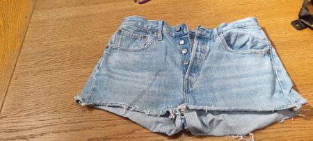 Hellblaue Levis 501 Shorts Knöpfe 