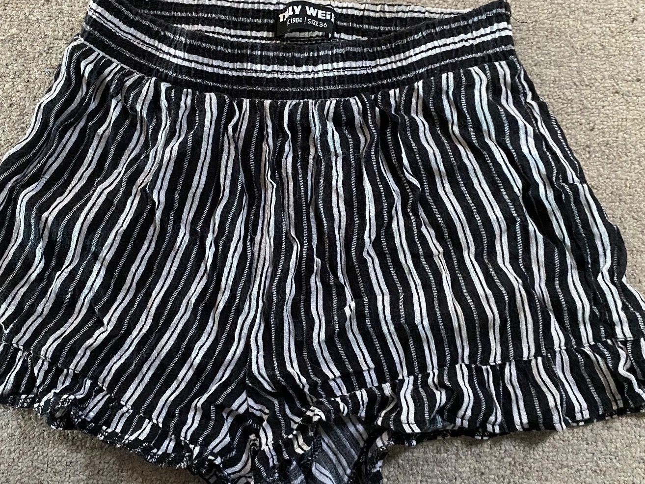 Hosen: Shorts schwarz/weiss Gr 36 – Gebraucht aus Altendorf von Jeshy15