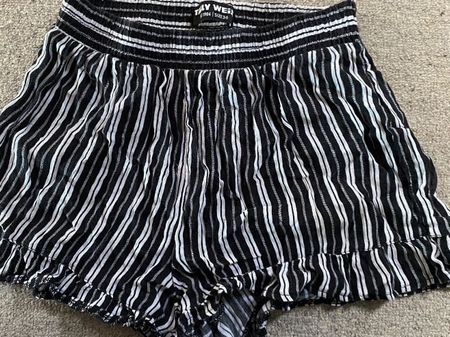Shorts schwarz/weiss Gr 36
