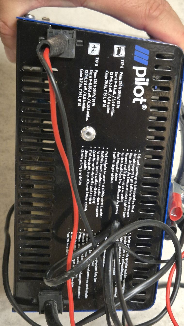 Caricabatterie: Pilot Batterieladegerät Typ 8- 6V/ 12V, 8A – Usato da Zürich venduto da kirkfdjg 1