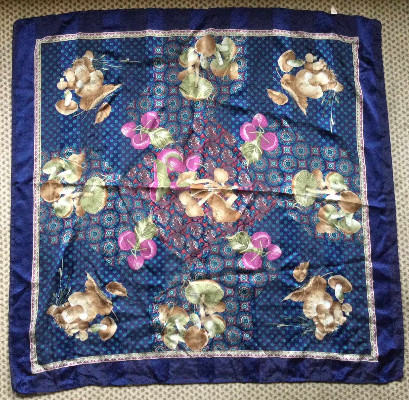 Foulard & Sciarpe: 10 Foulards, Polyester und Seide Schnäppchenpreis – Usato da Ulisbach venduto da sasha6 8
