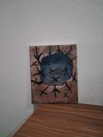 Abstraktes Bild - Blaue Kugel mit schwarzen Zweigen 🎨,