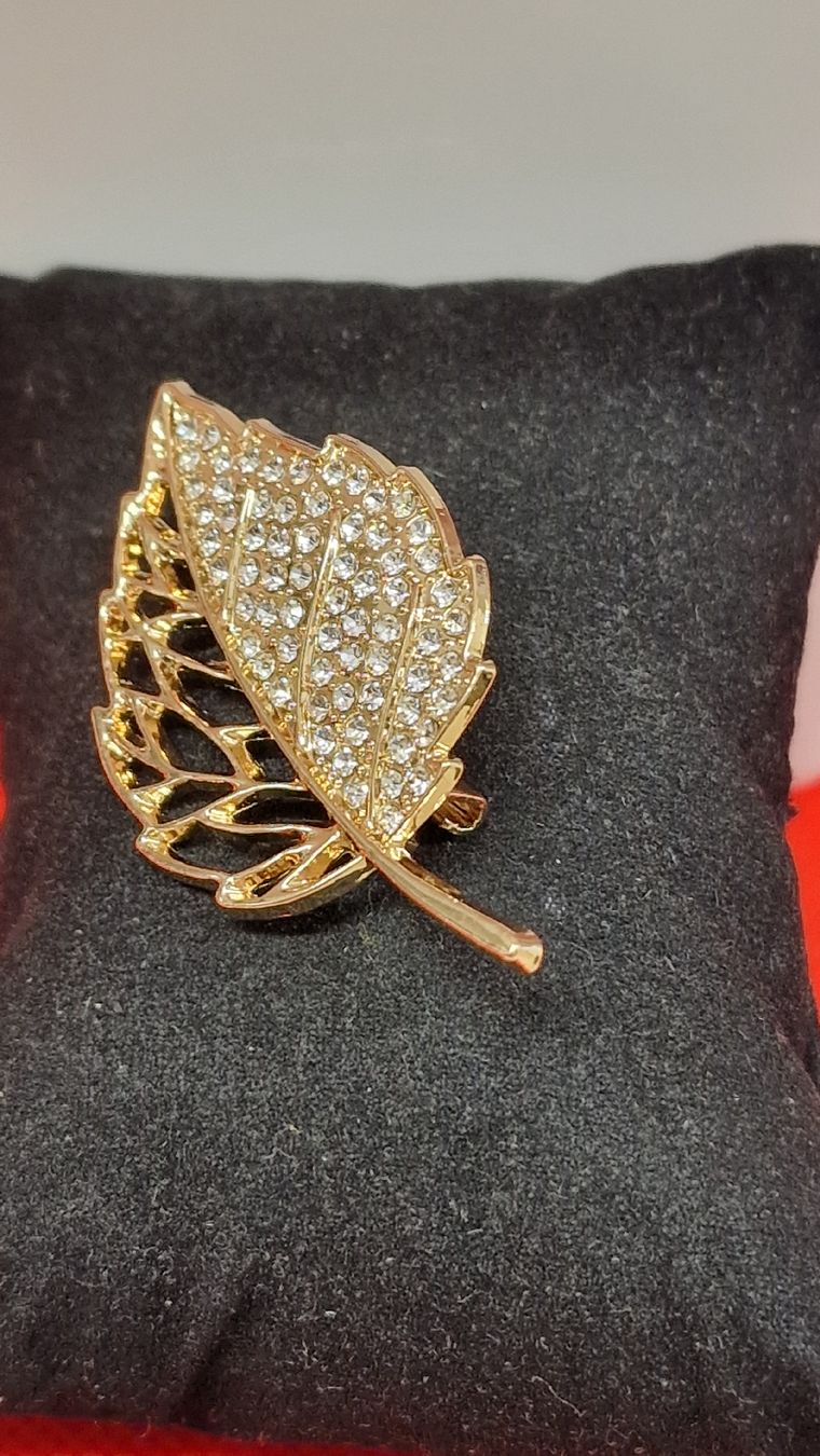 Spille & Fermagli: Herbst Brosche mit Strass - Blattform, neu! – Nuovo (secondo la descrizione) da Herisau venduto da Antiques.AR
