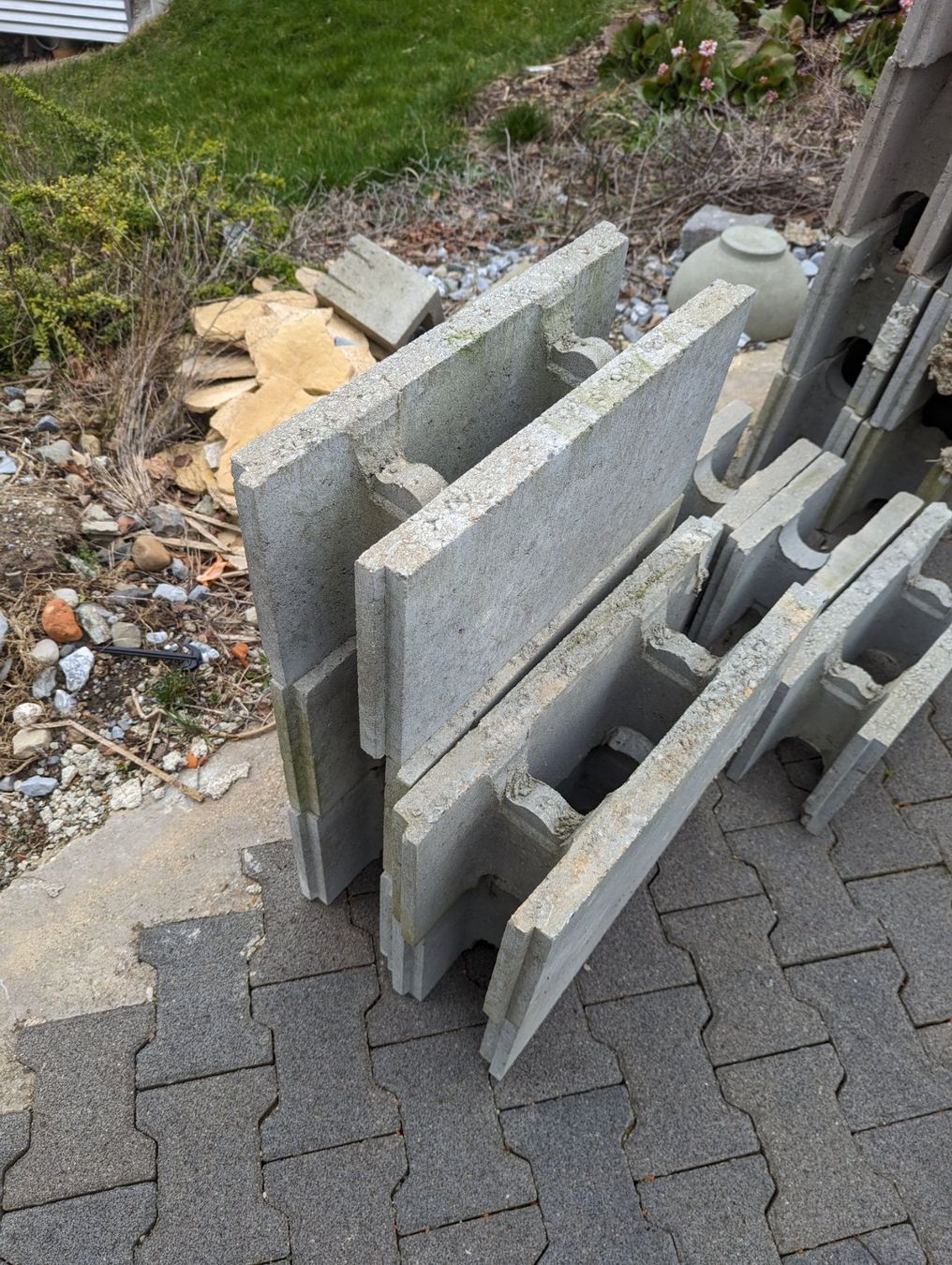 Baustoffe: Betonschallungssteine & Pflanzsteine – Gebraucht aus Baden von  7