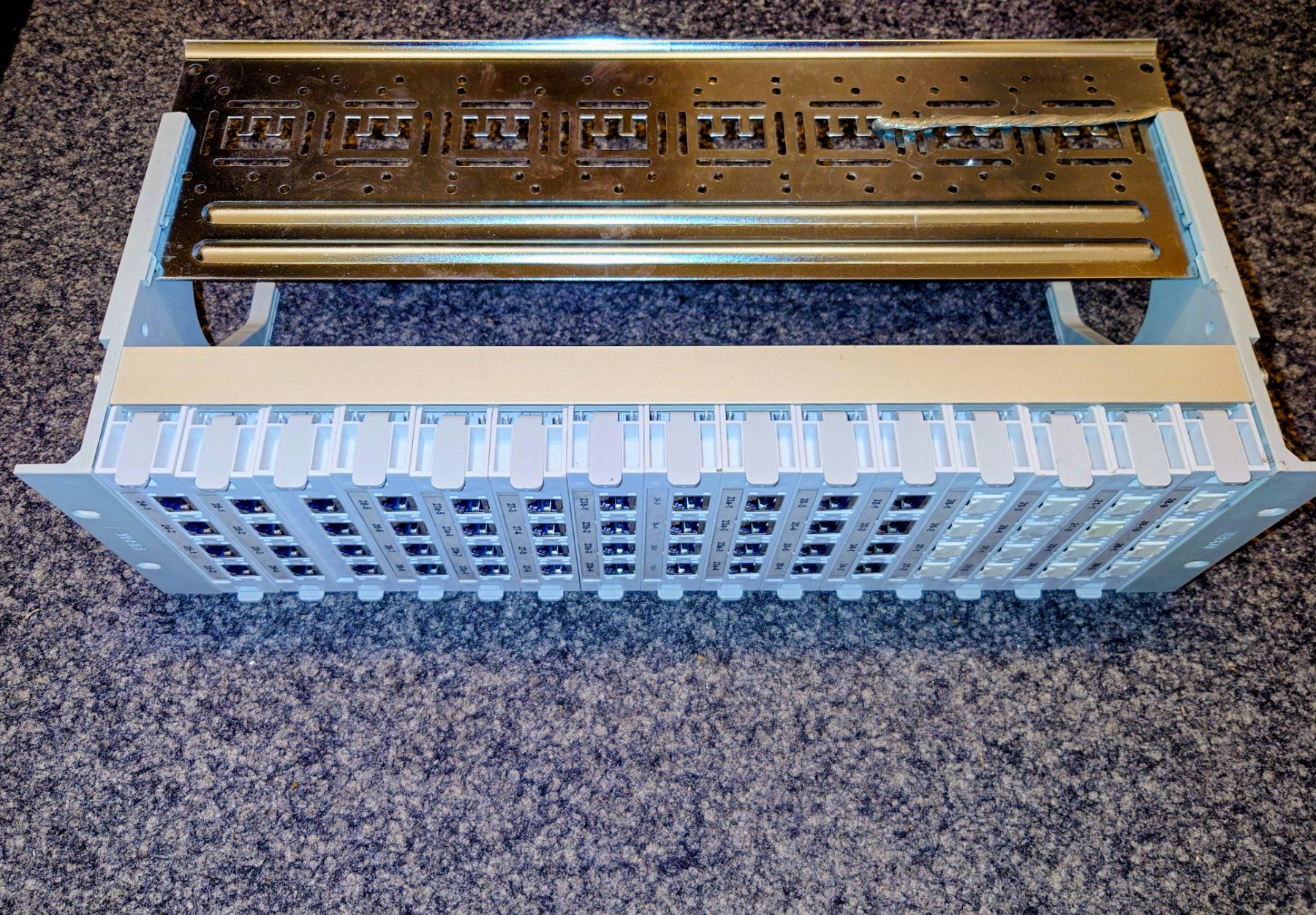 Racks & Ständer: Reichle & De-Massari Global Patchpanel 19". 60 x Kat. 6 RJ45 – Gebraucht aus Zürich von Rst7 4