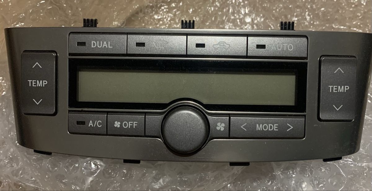 Toyota Tutti pezzi di ricambio auto: Toyota Avensis T25 Climate Control – Difettoso da St. Gallen venduto da Malangbaba