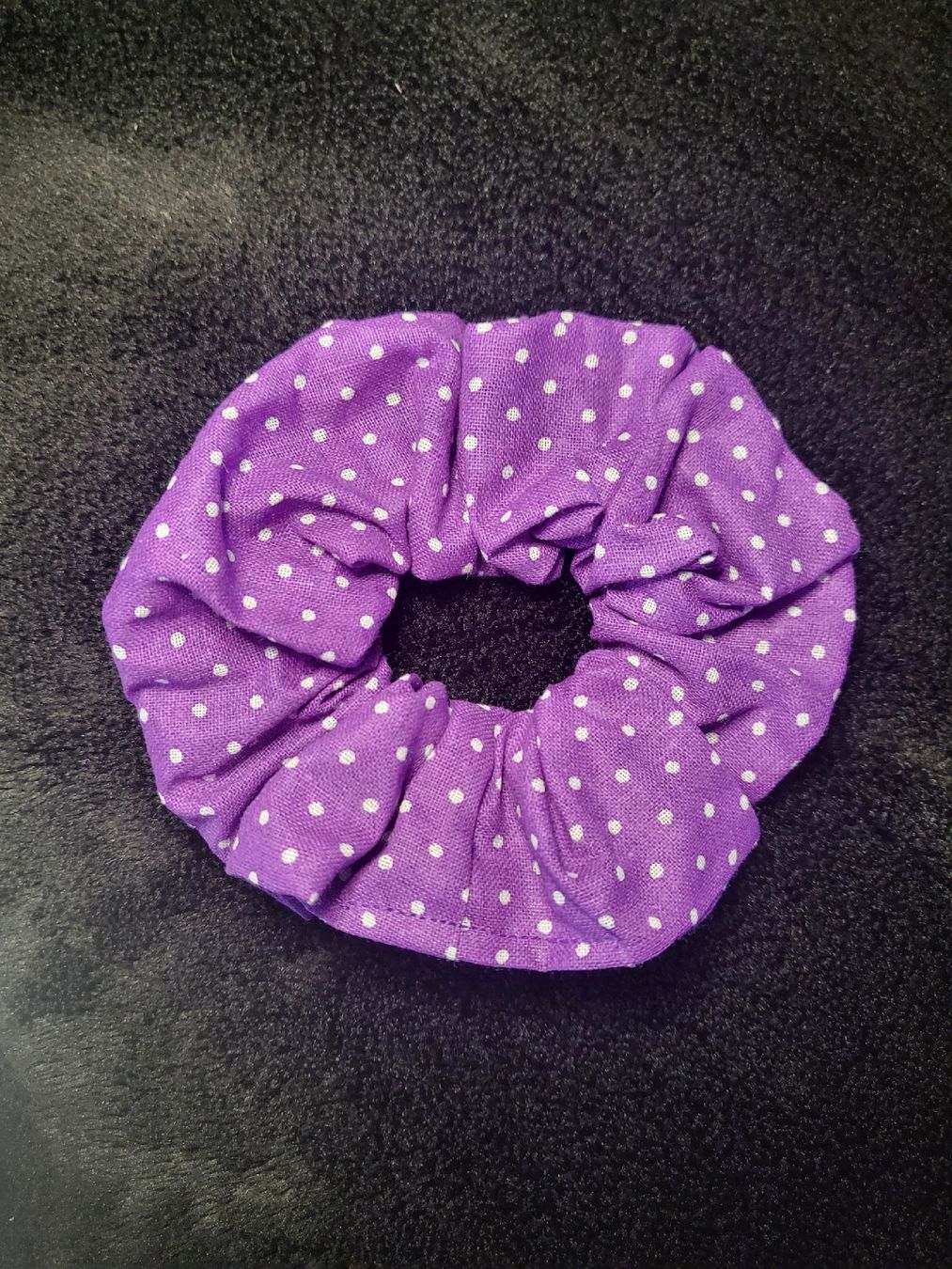 Accessori per capelli: Scrunchie / Violett-Weiss / Gepunktet / Handgenäht  – Nuovo e nell'imballaggio originale da Lömmenschwil venduto da S4BR1N4