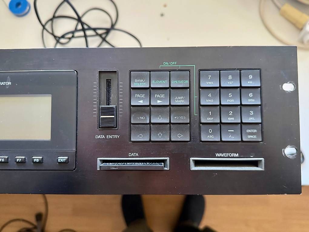 Strumenti musicali: YAMAHA TG77 SYNTHETISEUR TONE GENERATOR – Usato da St-Imier venduto da Swann-Thommen 1