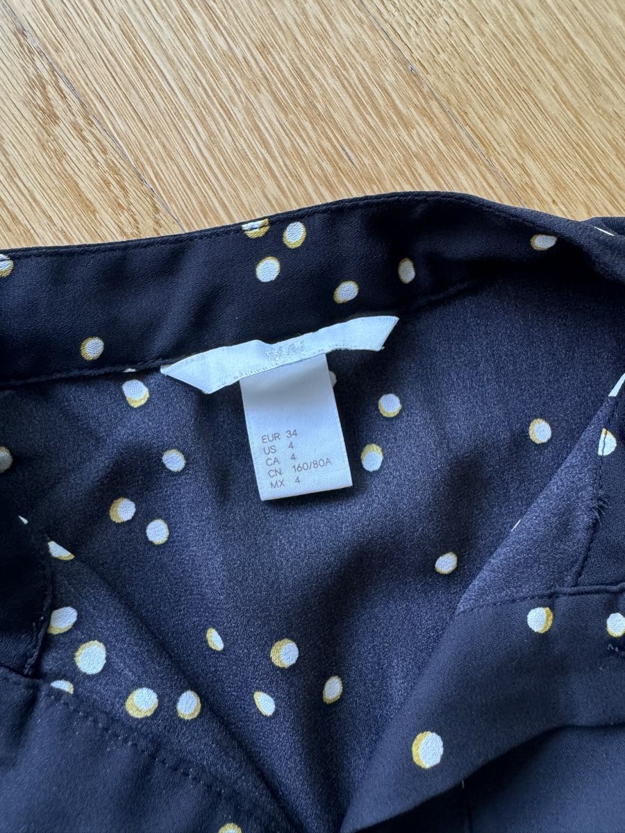H&M Blusen: H&M Damenbluse, schwarz mit Punkten, Gr. 34 – Neu (gemäss Beschreibung) aus Davos Wolfgang von glo_6dm2 1