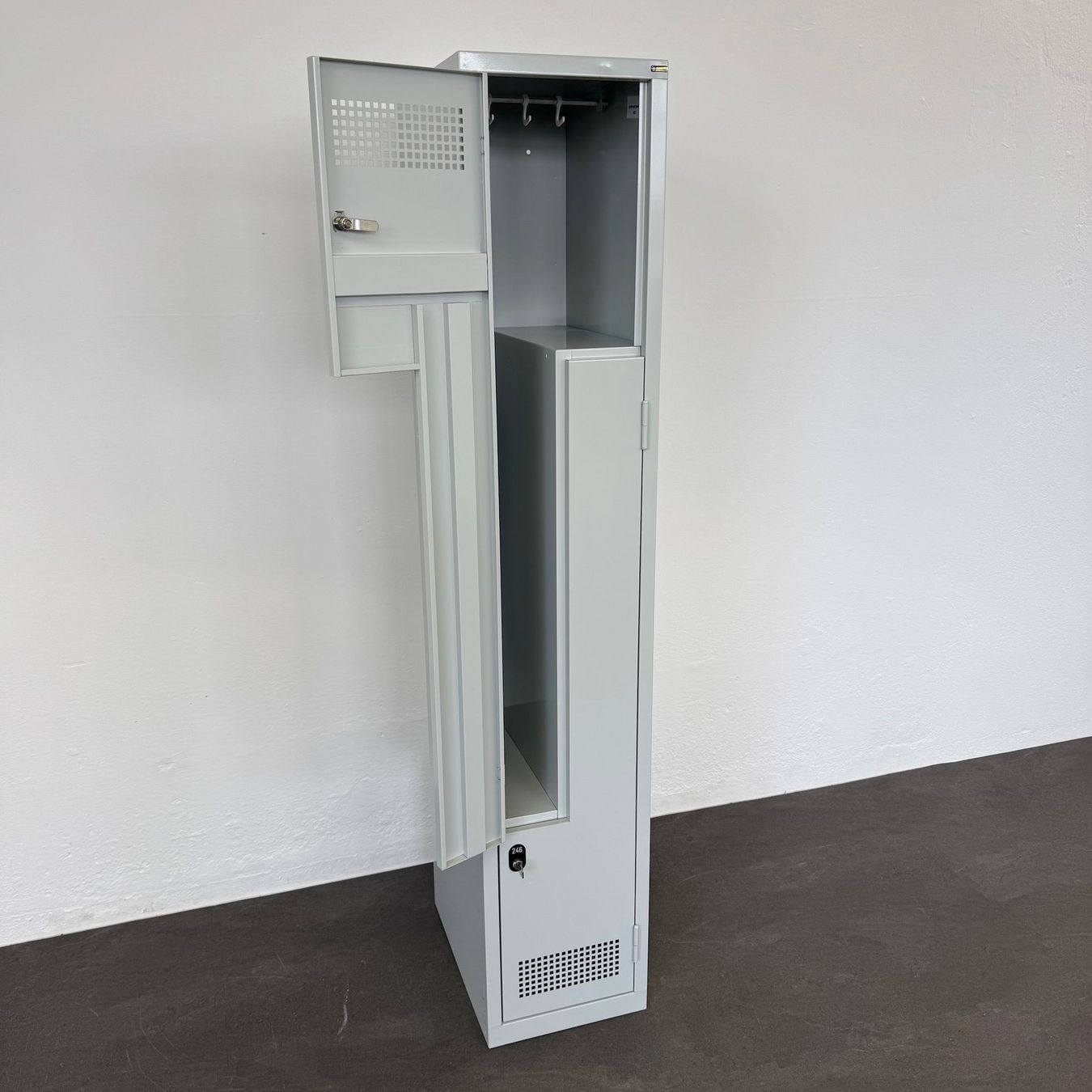 Schränke: C + P Möbelsysteme Classic Plus Z-Spind 2 Abteile Lichtgrau – Gebraucht aus Schönenwerd von mcofficeshop 4