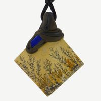 Dendriten auf Kalkstein als Steinanhänger mit Lapislazuli