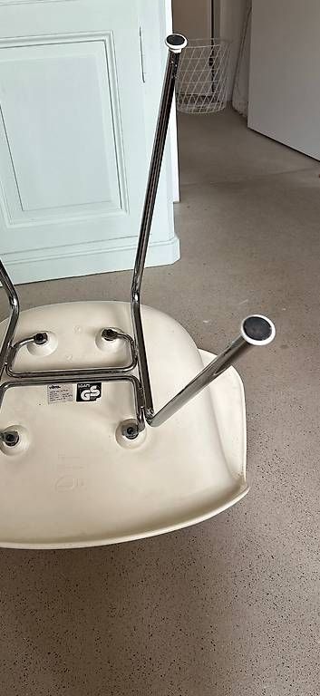 Chaises: Vitra Eames Plastic Armchair – D'occasion à zürich par akw_lh85 2