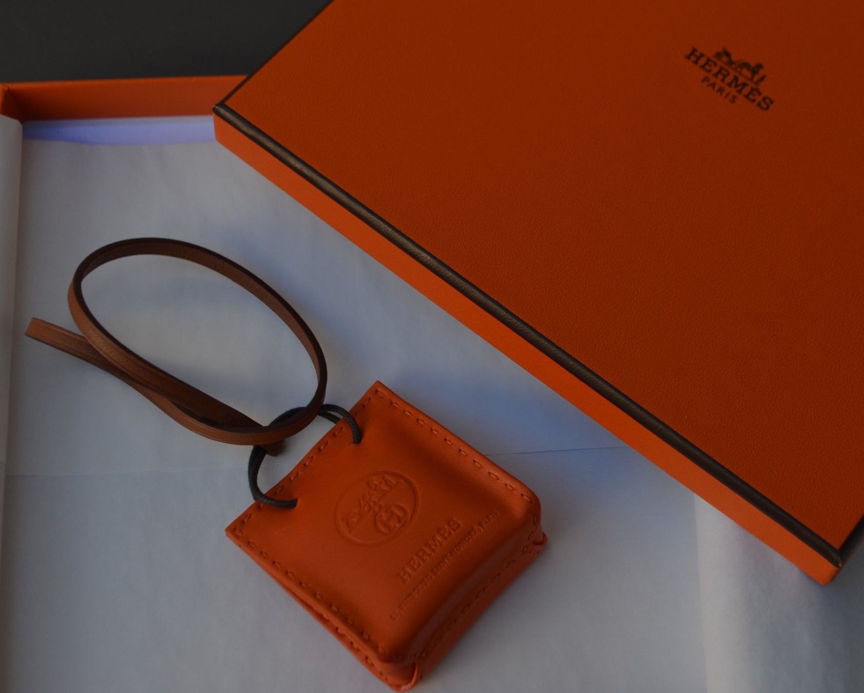 Hermès Borse: Hermès Sac Orange Leather Bag Charm – Usato da Collonges venduto da Auganien 3