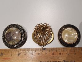 3 Broschen Ornamente, Blumen, Perlen, gold Modeschmuck