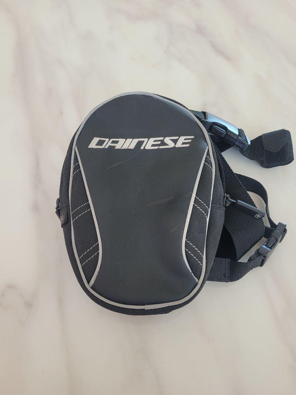 Dainese Borse: Dainese Ogio Beintasche gebraucht! – Usato da Beinwil am See venduto da dca_vg5p