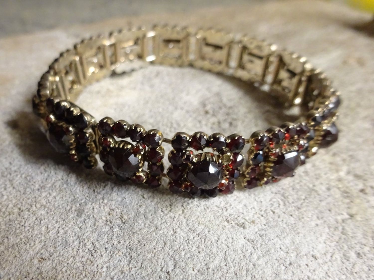 Bracciali & Braccialetti: Art Déco Granat Armband – Usato da Esslingen venduto da FetteSchnecke