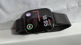 AppleWatch 10 Titanium foncé, bracelet métallique milanais.
