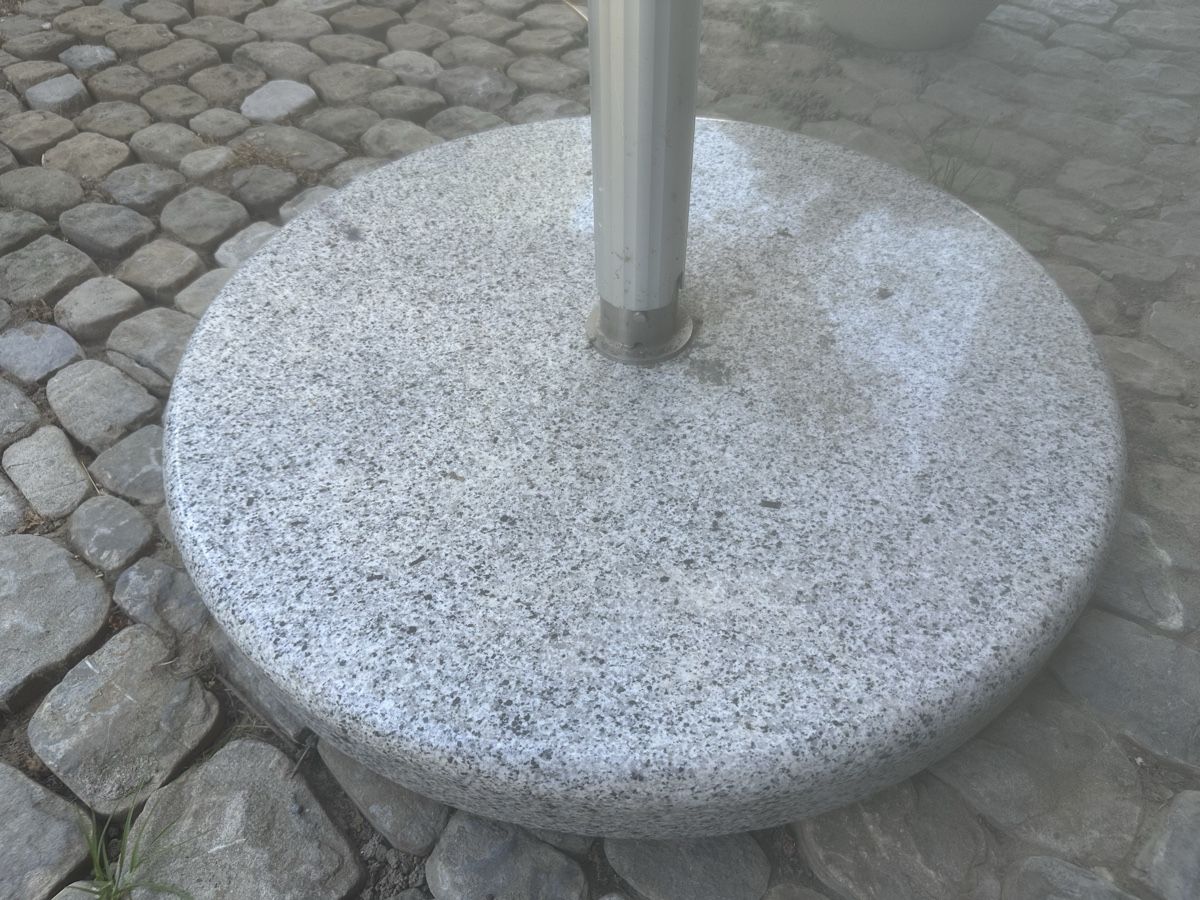 Glatz Ombrelloni: Sonnenschirm von Glatz mit Sockel – Usato da Kerzers venduto da jaeggif 2