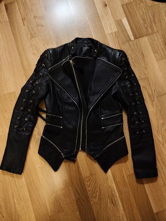 originelle Damenjacke im Bikerstyle aus Kunstleder