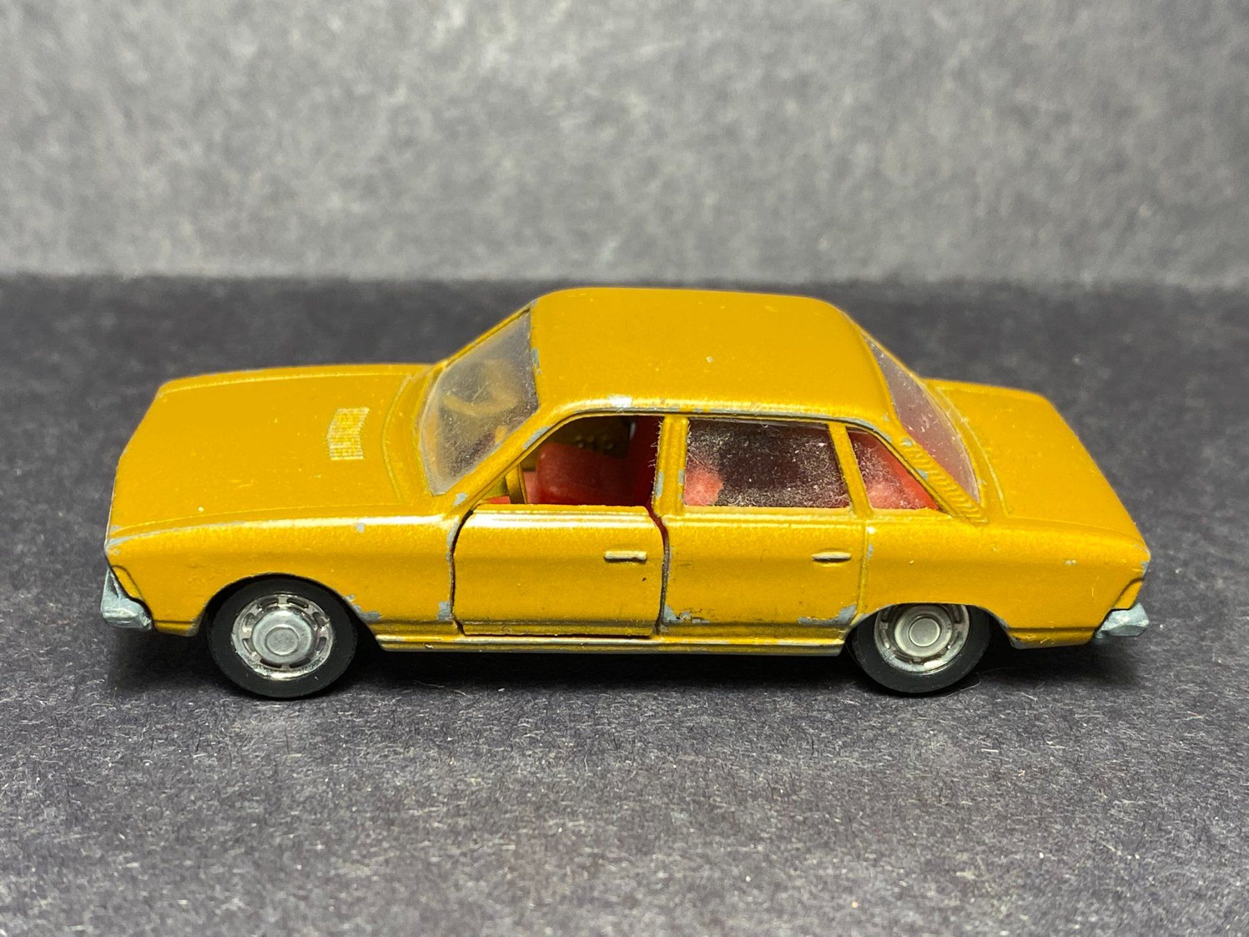 Schuco Modellini d'auto: Schuco VW K70 Modellauto 1:66 – Usato da Spiez venduto da Mlandcruiser 1