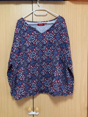 Gemustertes langärmliges Shirt Gr. 48/50