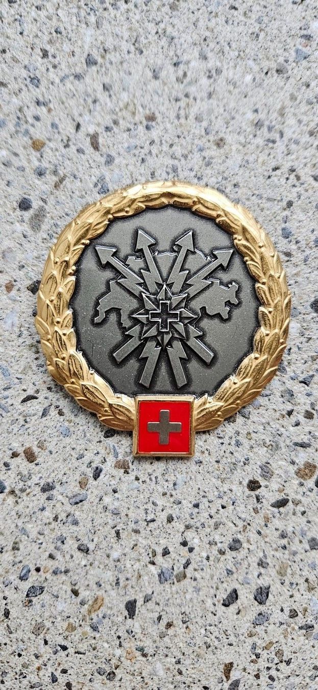 Schweizer Armee Placchette & Badge: *** Beretemblem LVb FU Schweizer Armee *** – Nuovo e nell'imballaggio originale da Riedholz venduto da fr_sIruP